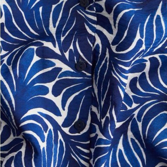 H&M Short-sleeved, button down resort shirt.  Blue and white patterned, cropped. - Picture 2 of 2